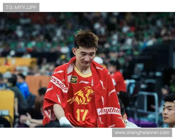 孙铭徽训练完直接拎两袋蛋白粉回家，冰箱塞满能量胶像囤零食